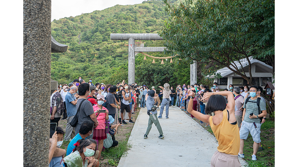 舞者沿著參道進行表演，引領民眾前往神社。